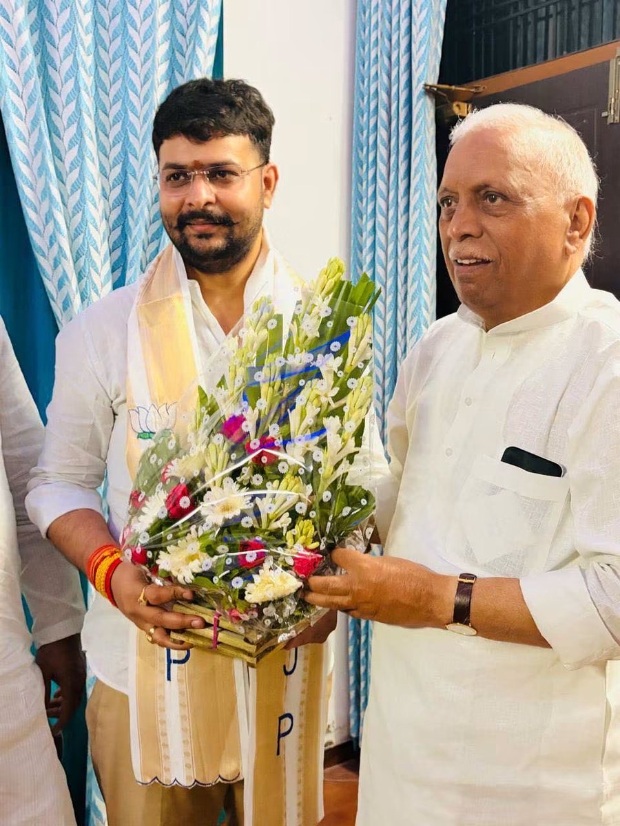 irohitmishrabjp's tweet photo. भाजपा संगठन को गांव-गांव तक मजबूत करने वाले, उत्तर प्रदेश भाजपा के पूर्व प्रदेश अध्यक्ष एवं वरिष्ठ मार्गदर्शक आदरणीय डॉ. रमापति राम त्रिपाठी जी का आशीर्वाद प्राप्त हुआ.. उनका अनुभव और संगठनात्मक जीवन हम जैसे कार्यकर्ताओं के लिए सदैव प्रेरणास्रोत है। 🙏 https://t.co/HdUo8B2jmB
