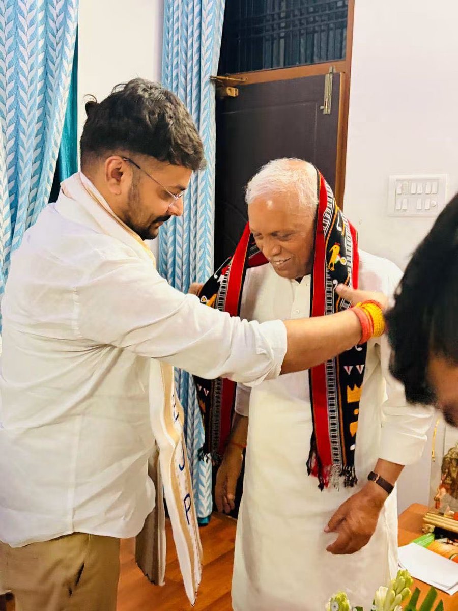 irohitmishrabjp's tweet photo. भाजपा संगठन को गांव-गांव तक मजबूत करने वाले, उत्तर प्रदेश भाजपा के पूर्व प्रदेश अध्यक्ष एवं वरिष्ठ मार्गदर्शक आदरणीय डॉ. रमापति राम त्रिपाठी जी का आशीर्वाद प्राप्त हुआ.. उनका अनुभव और संगठनात्मक जीवन हम जैसे कार्यकर्ताओं के लिए सदैव प्रेरणास्रोत है। 🙏 https://t.co/HdUo8B2jmB
