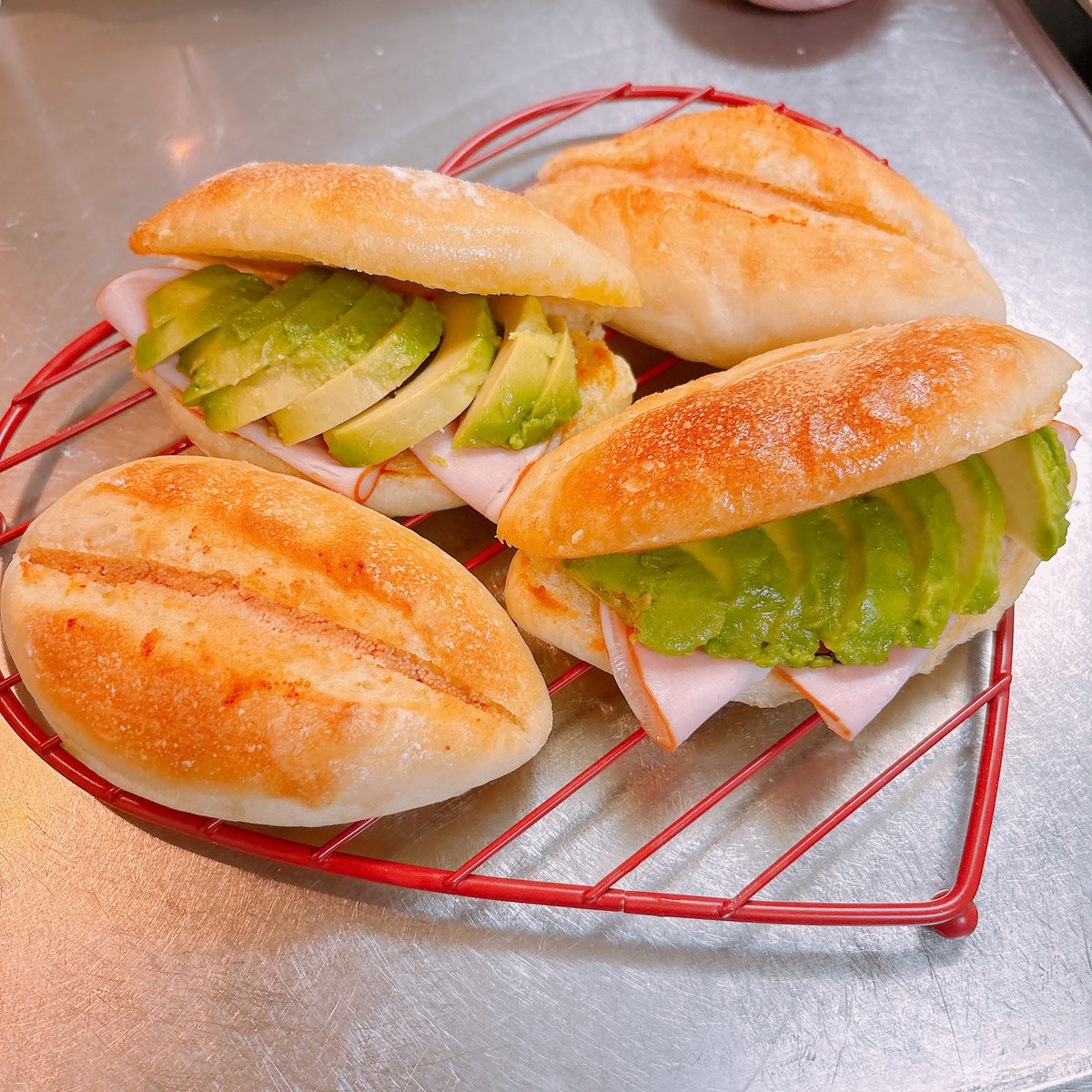 atan15225ex's tweet photo. 明太バター🥖
アボカドハムサンド
ミニスナックゴールド風
 #あ〜たんベーカリー https://t.co/uM46FbAQ3B