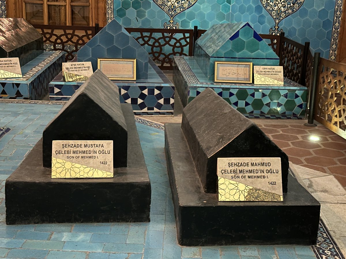 onderkayaistan1's tweet photo. Çelebi Mehmet 'in oğlu Şehzade Mustafa 13 yaşında iken Hamid sancakbeyi olduğu sırada Anadolu beyleri ve lalası Şarabdar İlyas Bey'in teşvikiyle ağabeyi II. Murad'a karşı ayaklanmıştır. Bursa'yı kuşatmış ancak işler ağabeyinin üzerine yürümesi üzerine ters gitmeye başlamıştır. Tecrübesiz şehzade bizzat Şarabdar İlyas Bey tarafından menfaat karşılığı Sultan II. Murat'a teslim edilmiştir. Kaynakların anlatımına göre şehzade ağabeyine teslim edilmemesi için yalvarmış ancak akıbeti değiştirememiştir. İdam edilen şehzadenin naaşı Bursa'ya yollanarak babası Çelebi Mehmet'in türbesine defnedilmiştir. (Bu Mustafa'yı sonradan isyan edecek olan Düzmece Mustafa ile karıştırmamak lazım). Bursa'ya "talihsiz şehzadele şehri" diye boşuna denmiyor.