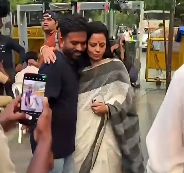 jpsin1's tweet photo. पहले वीडियो में देखिये  कि जब महुआ मोइत्रा  पर अंडे और टमाटर फेके जा रहे थे तो ड्राइवर ढाल बनकर खड़ा हुआ तो ड्राइवर का हाथ महुआ मोइत्रा के पीठ पर लगा महुआ मोइत्रा ने ड्राइवर को झाड़ दिया फटकार दिया

 क्योंकि ड्राइवर बेचारा गरीब था

 वही महुआ मोइत्रा कॉकरोच पार्टी के अभिजीत दीपक से गले मिल रही है तब उन्हें इसमें गलत नहीं लग रहा है

 मतलब अगर एक गरीब ड्राइवर महुआ मोइत्रा को छू ले तो उसकी औकात कैसे हुई महुआ मोइत्रा को छूने की जबकि महुआ मोइत्रा को ड्राइवर अंडों से और टमाटर से बचा रहा था वह ढाल बनकर खड़ा था

 यह इन दोगलो की सोच है भाई