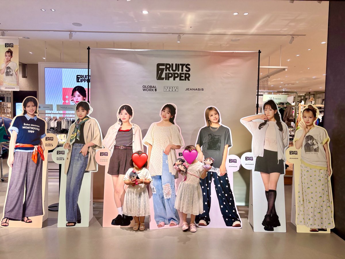 __channaa_'s tweet photo. やっと見に行けたパネル👗
るなぴ、かれんたん、あまねきが奇跡的に並んでた❤️🩷💜
娘たちも思わぬ形で推し活できて、久しぶりに推しに会えて(？)嬉しそうだった👧🏻👧🏻

#FRUITSZIPPER
#andST https://t.co/nWaA9WpNxd