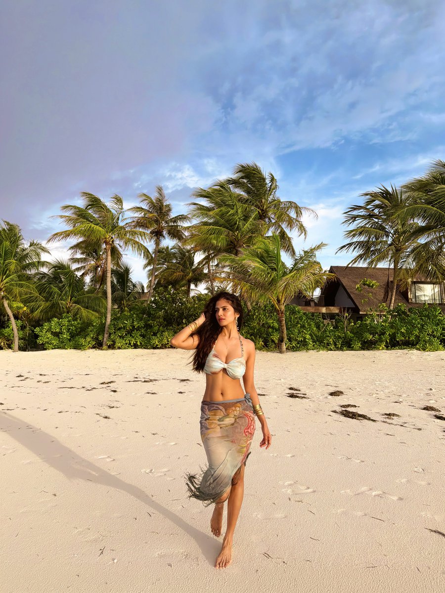 AmbikaVallavan's tweet photo. Malavika Mohanan part 1 
😍😵😵
.
.
.
.
.
#hot #tamil #telugu #mallu https://t.co/JAkLPAcNgn