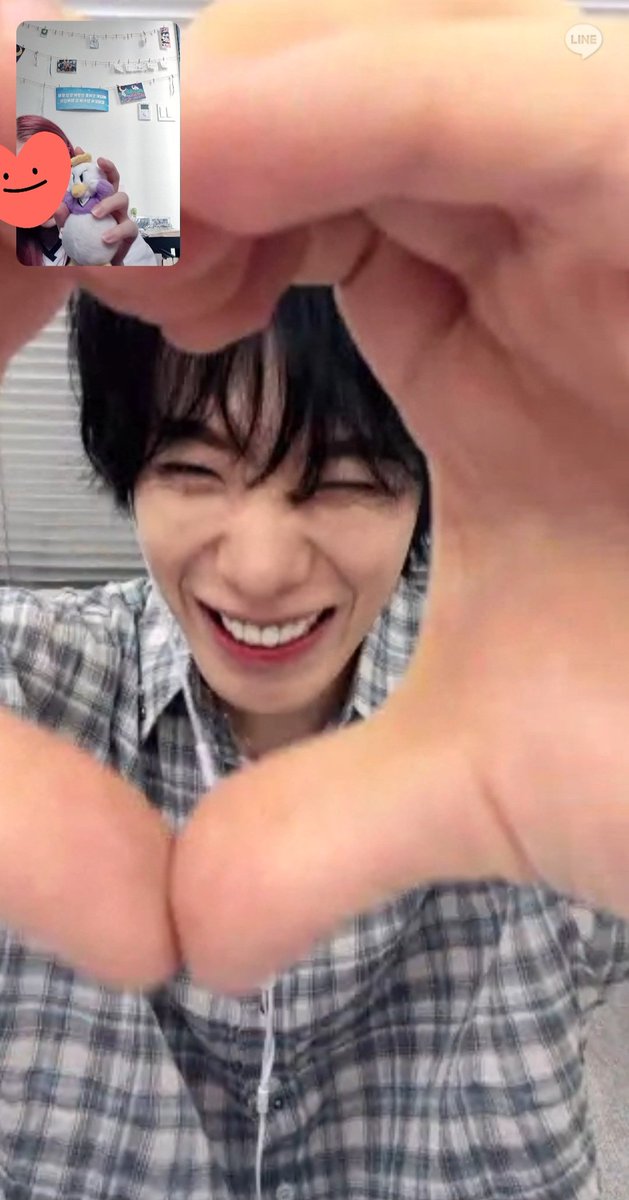 xLumarax's tweet photo. Him seeing his child and instant being happy... 😭😭 (I used deokhong bc when I am stressed I have to have something in my hand to play with lol) https://t.co/HmVLGL7Pos