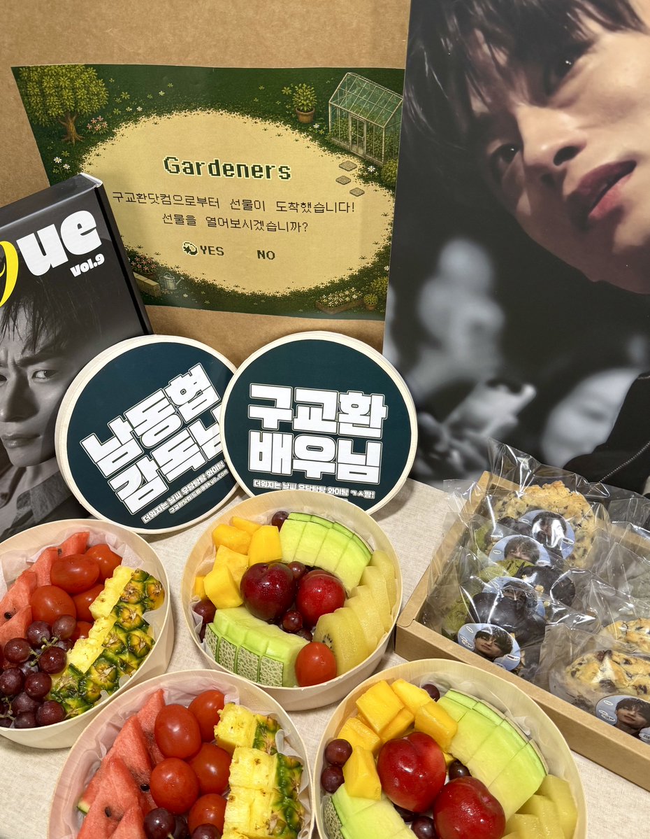 9kyo_com's tweet photo. 260705 <정원사들> 커피차 서포트

열악한 날씨에 촬영하는 구교환 배우님과 스탭분들을 위해
시원한 빙수메뉴가 있는 커피차 서포트 진행했습니다!
커피차 사장님께 부탁드려 식혜까지 세팅 완료😎
배우님, 감독님께 KOO(쿠)키와 과일 도시락도 함께 전달했습니다

#구교환 #KOOKYOHWAN #정원사들 https://t.co/e8jLBZXyAK