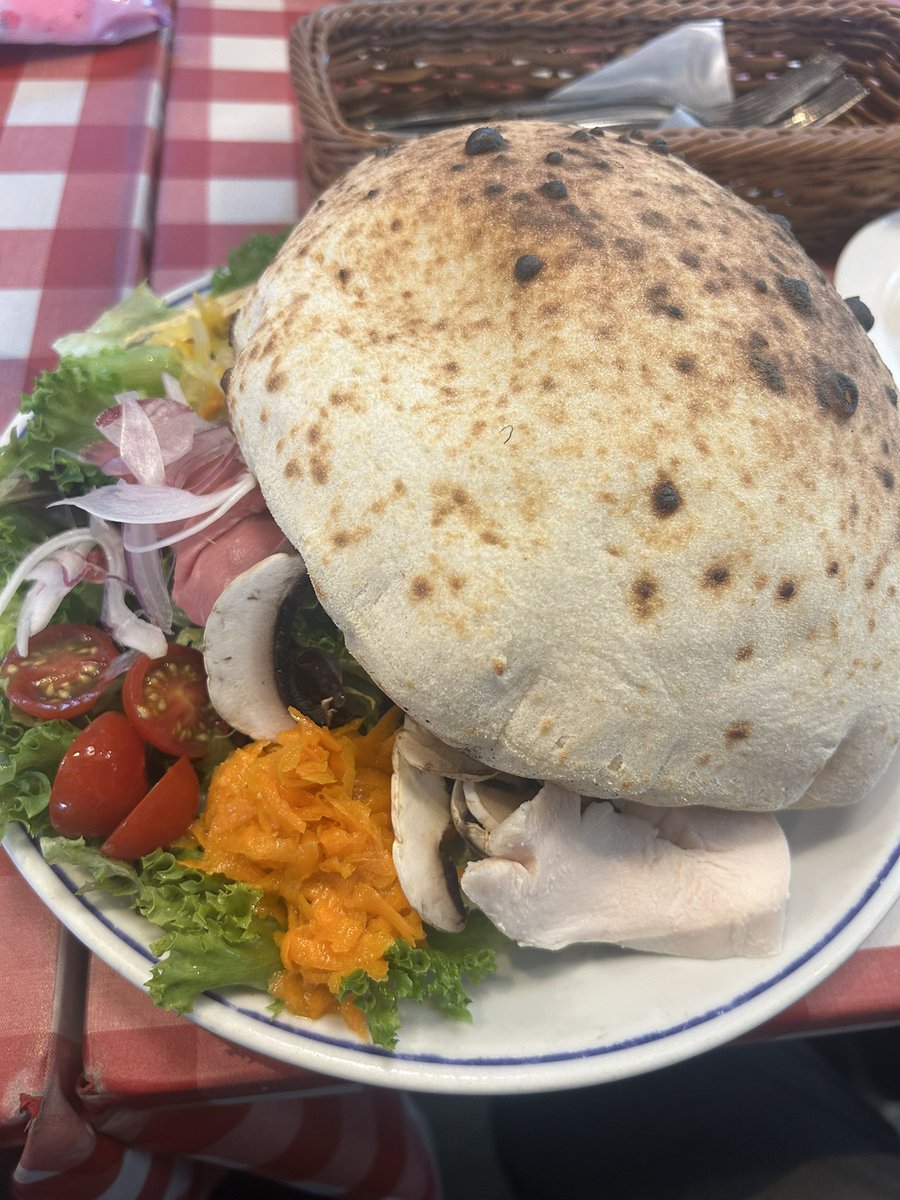 potepake1204's tweet photo. 遅めのランチ✨
どデカフォカッチャもサラダもおいしかった☺️ https://t.co/Zb48UmwRLS