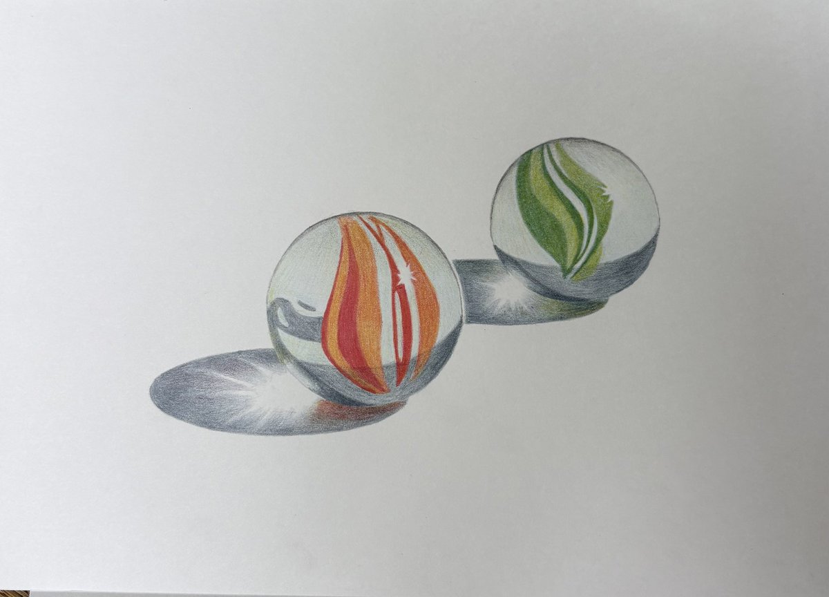 coconancocoa's tweet photo. NHK文化センター青山教室で三上詩絵先生のレッスンを受けて来ました。
今年は4回コースで今日はビー玉でした。
久しぶりのレッスンで3時間ガッツリ描きましたが疲れました〜

緑ビー玉の上のグレーの影は三上先生が直してくれた所で綺麗なグラデーションです。
のちほどいろいろ直して完成させます。 https://t.co/CoMKeTxGDi