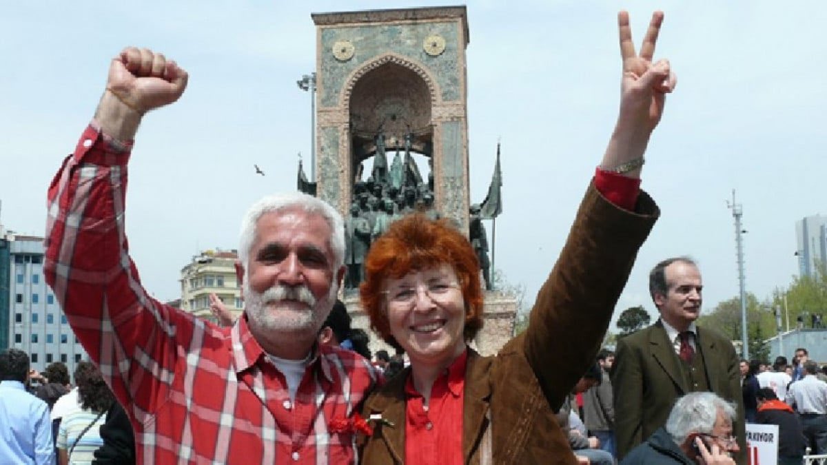 tmuhalefet24's tweet photo. NATO'ya "Dikensiz Gül Bahçesi" Operasyonları Devam Ediyor!

🔻Akademisyen Sibel Özbudun ve yazar Temel Demirer bu sabah gözaltına alındı.