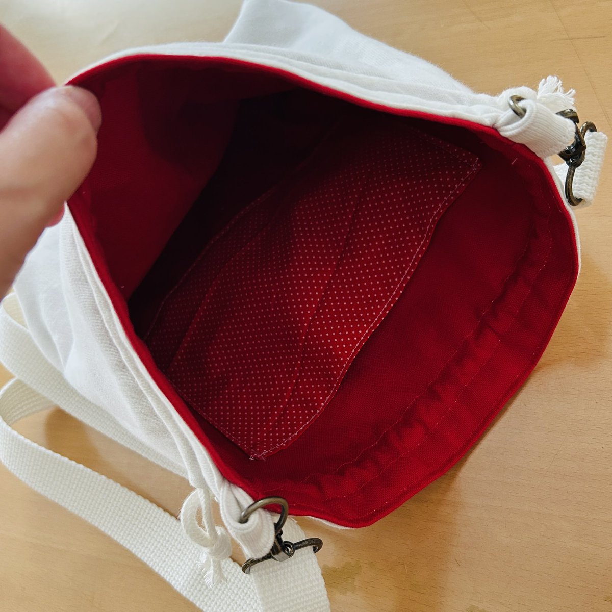 sheepfeelsonice's tweet photo. 【再々リメイク】

フードは取ったけど、なんだかしっくりこない…

そうなると着る事がなくなるので、勿体無い…

普段使い出来るように巾着型ショルダーに再々リメイク！

裏地の赤をチラ見せしてるのがポイント♪

#YP_Reassembly
#ハンドメイド
#リメイク https://t.co/WlGSCRogg6