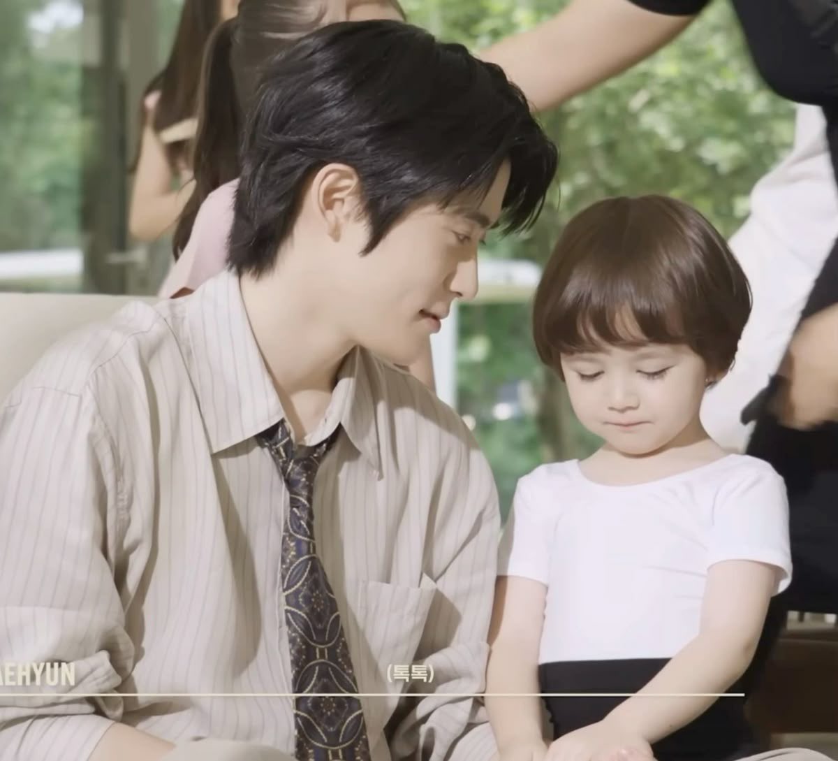 jamsnx's tweet photo. เมื่อกี้หนูพูดไม่ดีกับดาด้า หนูก็ต้องขอโทษนะลูก

อย่าบังคับลูกเลย พี่ไม่เสียใจสักหน่อย

ไม่เสียใจอะไรล่ะ ไม่ต้องพูดเลย ตัวเล็กยังไงหนูก็ต้องขอโทษดาด้านะ ไม่อย่างนั้นป๊าจะให้ดาด้าไปรักเด็กคนอื่นแล้ว ไปเลี้ยงลูกบ้านอื่น

ม่ายย น้องรักดาด้า น้องขอโทษคับ https://t.co/7cUbJf8mge