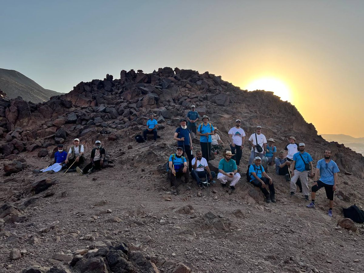 hikingtaibah's tweet photo. سمرة وقمرة
عبارة غرست في أذهان محبي المشي في الطبيعة وصعود الجبال وتحت ضوء القمر يتجدد اللقاء الاخوي للفريق للسمر وتبادل اجمل القصص والروايات وتناول الوجبات الخفيفة والمشروبات وتلتقط أجمل الصور واللقطات 

#هايكنج_طيبة 
#هاوي
#طيبة_الطيبة https://t.co/yCC8ZszPGo