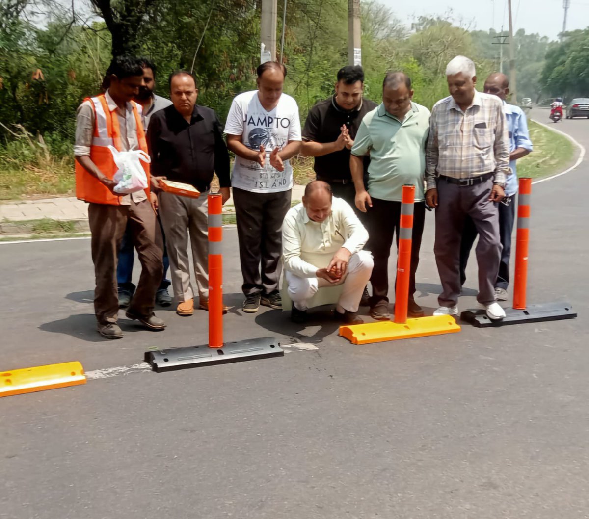 mandal35bjpchd's tweet photo. 🚧 जनहित सर्वोपरि | सड़क सुरक्षा की दिशा में एक महत्वपूर्ण पहल 🚧

पार्षद श्री राजेंद्र शर्मा जी के नेतृत्व में आज वार्ड नं. 35, सेक्टर 50, चंडीगढ़ में फ्लेक्सिबल डिवाइडर (Flexible Lane Separator Bollards) लगाने के कार्य का शुभारंभ किया गया।

  #TrafficSafety #RajendraSharma https://t.co/ULw0rqsLU4