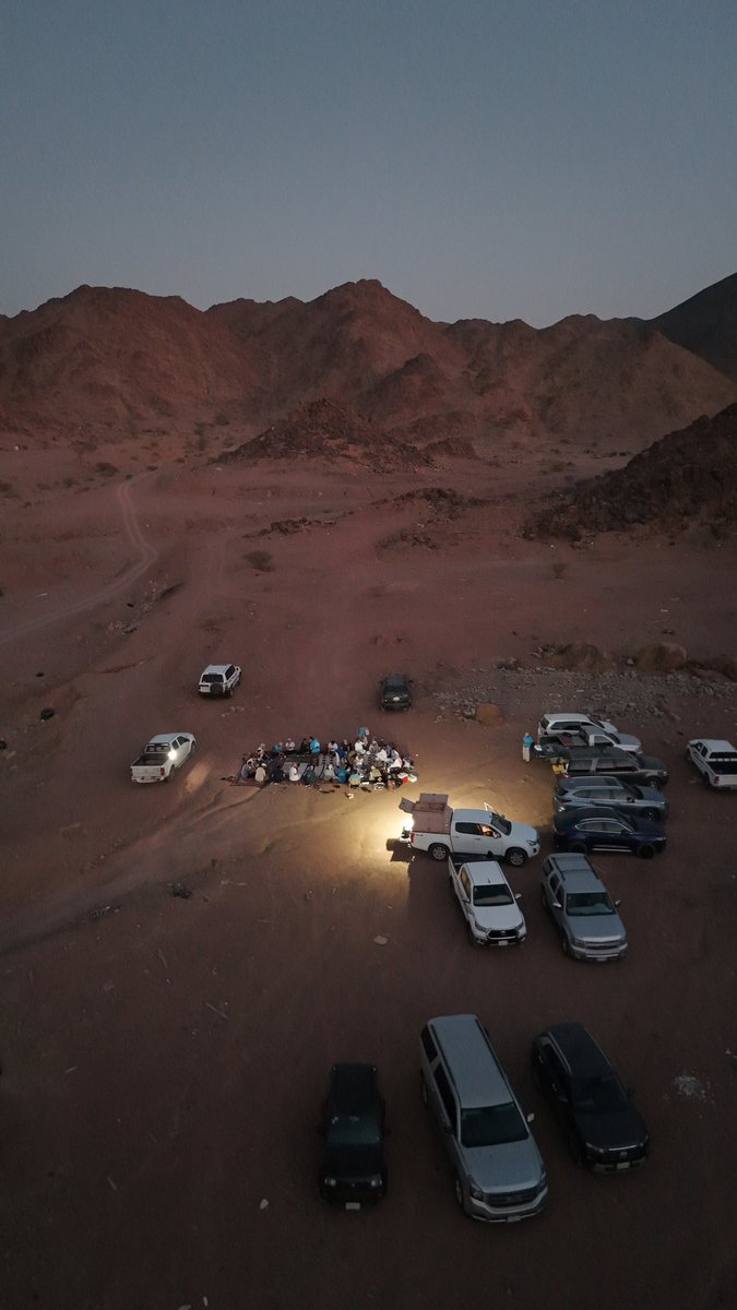 hikingtaibah's tweet photo. سمرة وقمرة
عبارة غرست في أذهان محبي المشي في الطبيعة وصعود الجبال وتحت ضوء القمر يتجدد اللقاء الاخوي للفريق للسمر وتبادل اجمل القصص والروايات وتناول الوجبات الخفيفة والمشروبات وتلتقط أجمل الصور واللقطات 

#هايكنج_طيبة 
#هاوي
#طيبة_الطيبة https://t.co/yCC8ZszPGo
