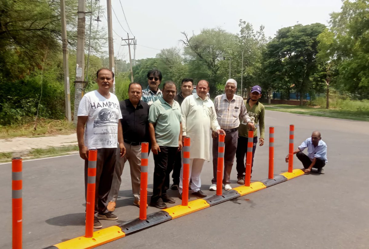 mandal35bjpchd's tweet photo. 🚧 जनहित सर्वोपरि | सड़क सुरक्षा की दिशा में एक महत्वपूर्ण पहल 🚧

पार्षद श्री राजेंद्र शर्मा जी के नेतृत्व में आज वार्ड नं. 35, सेक्टर 50, चंडीगढ़ में फ्लेक्सिबल डिवाइडर (Flexible Lane Separator Bollards) लगाने के कार्य का शुभारंभ किया गया।

  #TrafficSafety #RajendraSharma https://t.co/ULw0rqsLU4