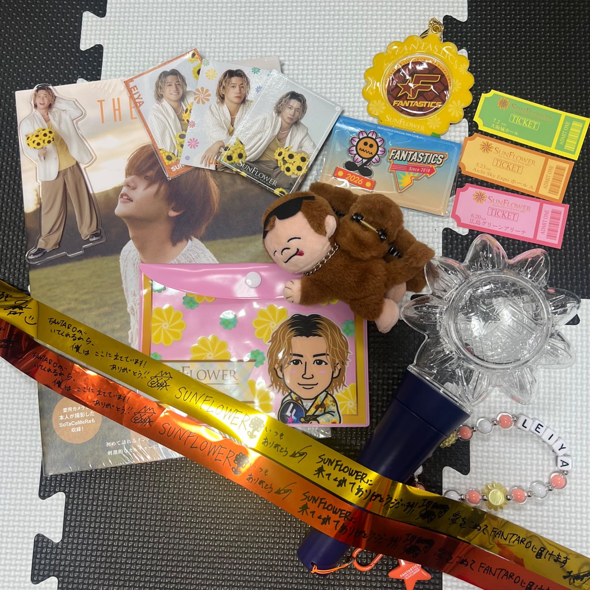 b85_sw's tweet photo. 皆さんグッズの整理とかどうやってますか？
自分で引いたものはもちろん
お譲りいただいたものとか…
とにかく多くて💦
ffとか関係なく皆さんの意見聞きたいです！

※SUNFLOWERの思い出を添えて☁ https://t.co/YRT586fard