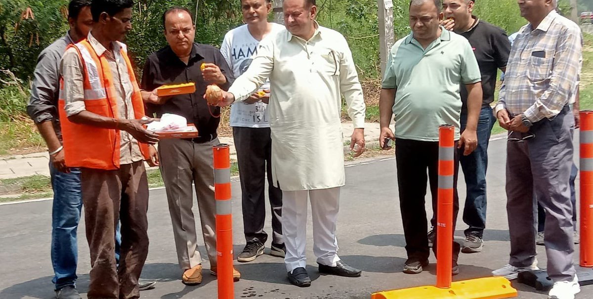 mandal35bjpchd's tweet photo. 🚧 जनहित सर्वोपरि | सड़क सुरक्षा की दिशा में एक महत्वपूर्ण पहल 🚧

पार्षद श्री राजेंद्र शर्मा जी के नेतृत्व में आज वार्ड नं. 35, सेक्टर 50, चंडीगढ़ में फ्लेक्सिबल डिवाइडर (Flexible Lane Separator Bollards) लगाने के कार्य का शुभारंभ किया गया।

  #TrafficSafety #RajendraSharma https://t.co/ULw0rqsLU4