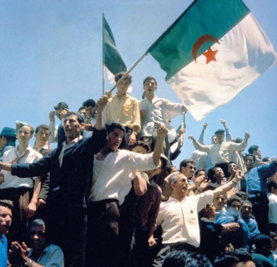 ZahiaGC's tweet photo. Hui fa 64 anys de la independència d'Algèria. Un poble que va sacrificar 1,5 milions de persones per la seua independència. 

Exemple immortal pels pobles colonitzats del món, va lluitar al crit de "Tahia Al Djazair". O dit d'una altra manera, visca la terra. https://t.co/yAkjg6frEn