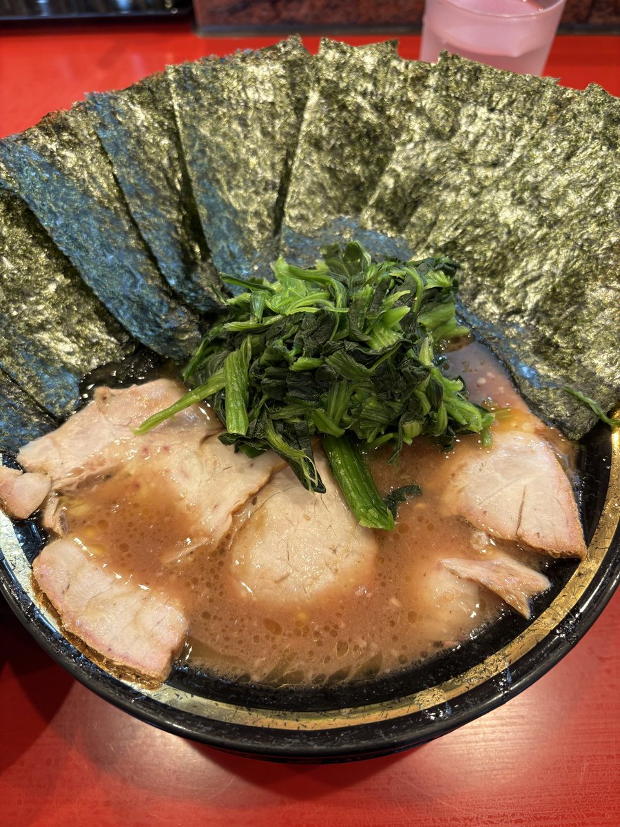 Peropecchan's tweet photo. ラーメン環2家

チャーシュー麺+ノリ+ほうれん草+ライス

初訪
時間ずらしてもなお行列さすが
家族連れも多く、比較的柔らかい店内
スモーキーな香りが移ったスープが好みのそれ
お盆システムが斬新だった https://t.co/Di3ScHSmnV