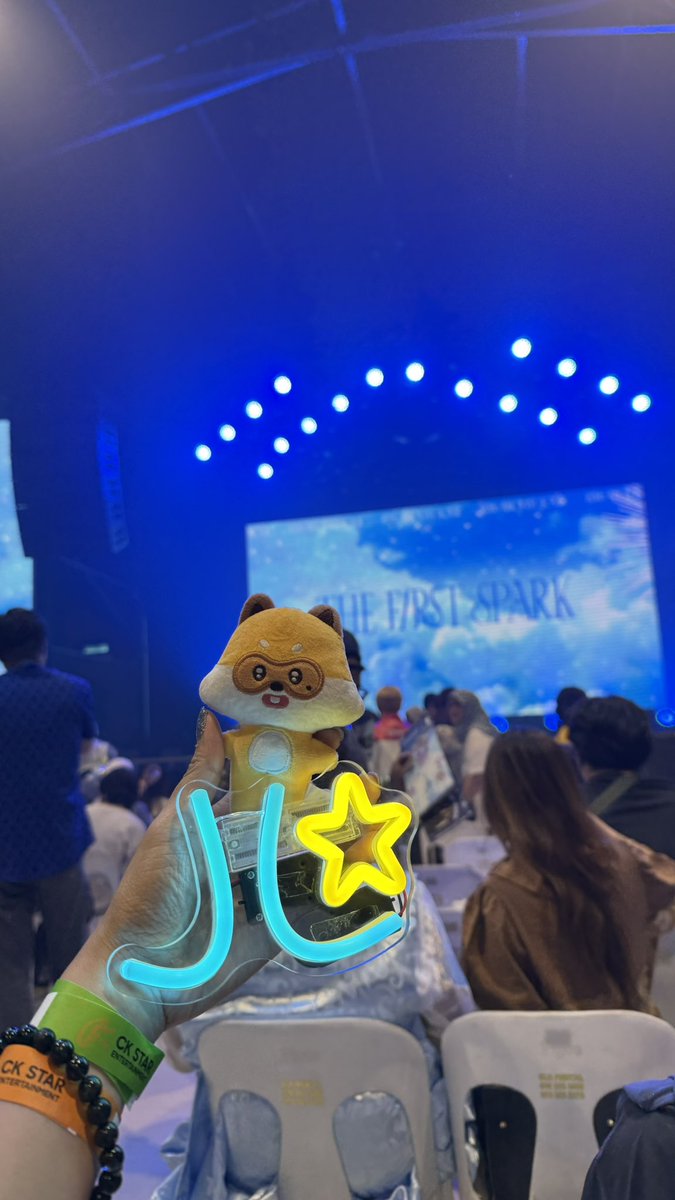 emelin_05's tweet photo. Last night was everything. 🥹🤍
I don't regret flying from SG to KL just to see them. Every second was worth it. And JL... thank you. 🥹 Our conversation meant more than you'll ever know. My heart is so full. Until next time, JL. 🤍
@AHOF_official 
#THE_FIRST_SPARK_IN_KUALALUMPUR https://t.co/N0b9Rpk7dM
