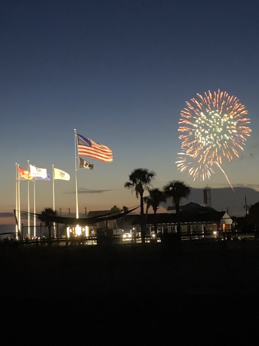 SMParker988's tweet photo. Happy Independence Day!! #America America’s 250th birthday celebration from Mexico Beach,Fl #AmericanSpirit #250YearsStrong #IndependenceDay
#4thofJuly  #CelebrateAmerica 
🇺🇸🎇🎆🦅  @mexicobeachfla @WhiteHouse @realDonaldTrump https://t.co/3zAAbOqs74