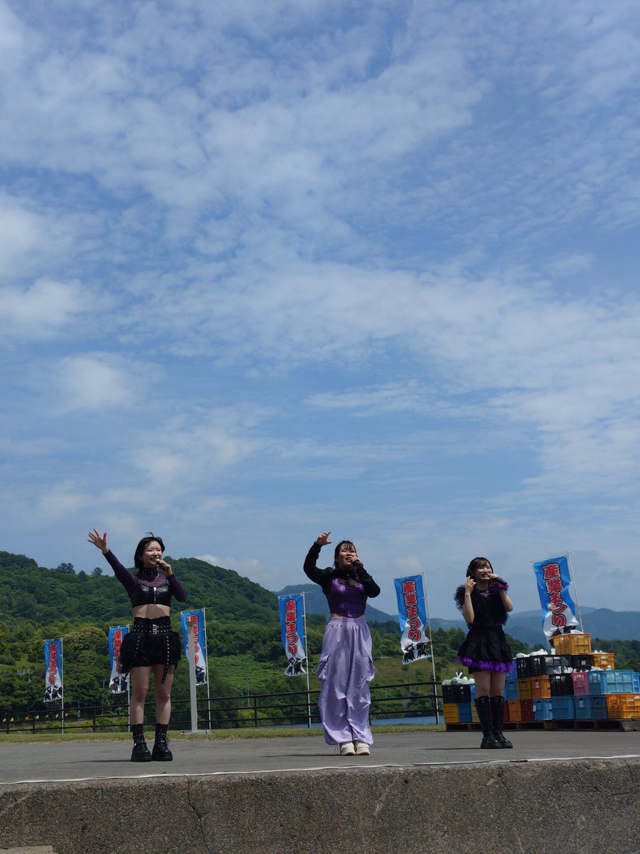 mr2seven67's tweet photo. お肉を満喫した後は獅子舞とLyraライブを見てきた

札幌で活動してるらしい
歌も踊りも結構好み系だった(*´ ꒳ `*)
物販でCDあったら買ったのに出してないのかな、無かった、残念(´・ω・｀)

#洞爺産業まつり
#Lyra https://t.co/4UsRXxRmR4