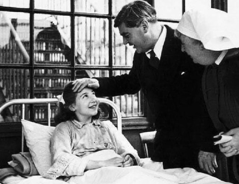 FXMC1957's tweet photo. PHOTO OF THE DAY. Labour Health Secretary Nye Bevan with Sylvia Diggory described by the British press as the “First NHS Patient” (1948). 📷 google images https://t.co/nHSIjhAFms