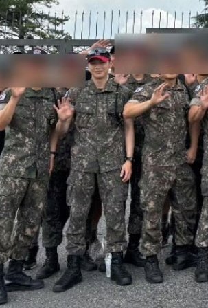 Maebelline1210's tweet photo. Thank you for a fellow master squad leader being discharged today so that we got this group picture 😭💕 https://t.co/2RvDRSISBa