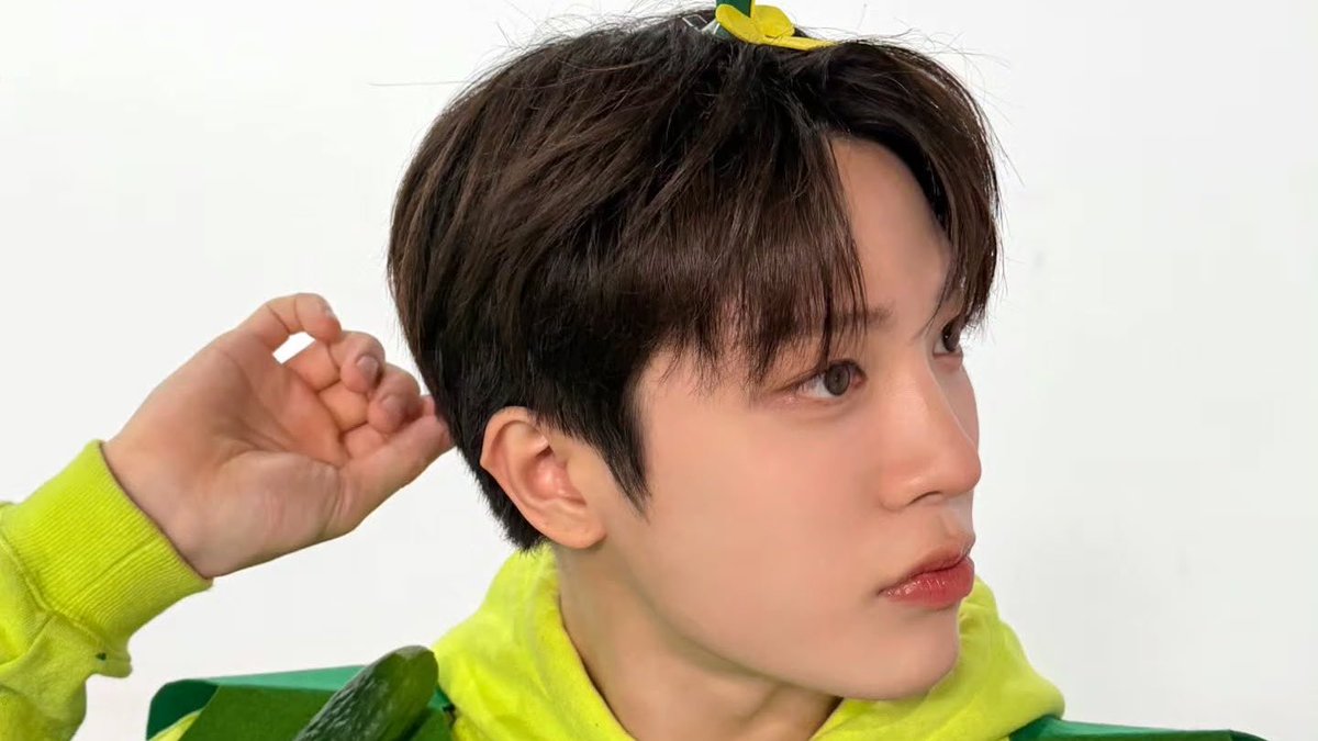 hwaniegobaby's tweet photo. this is why kyehoon said junghwan is in charge of 'visual' for oisobaki. he's just so pretty🥺💘 https://t.co/hTLPYDM56E
