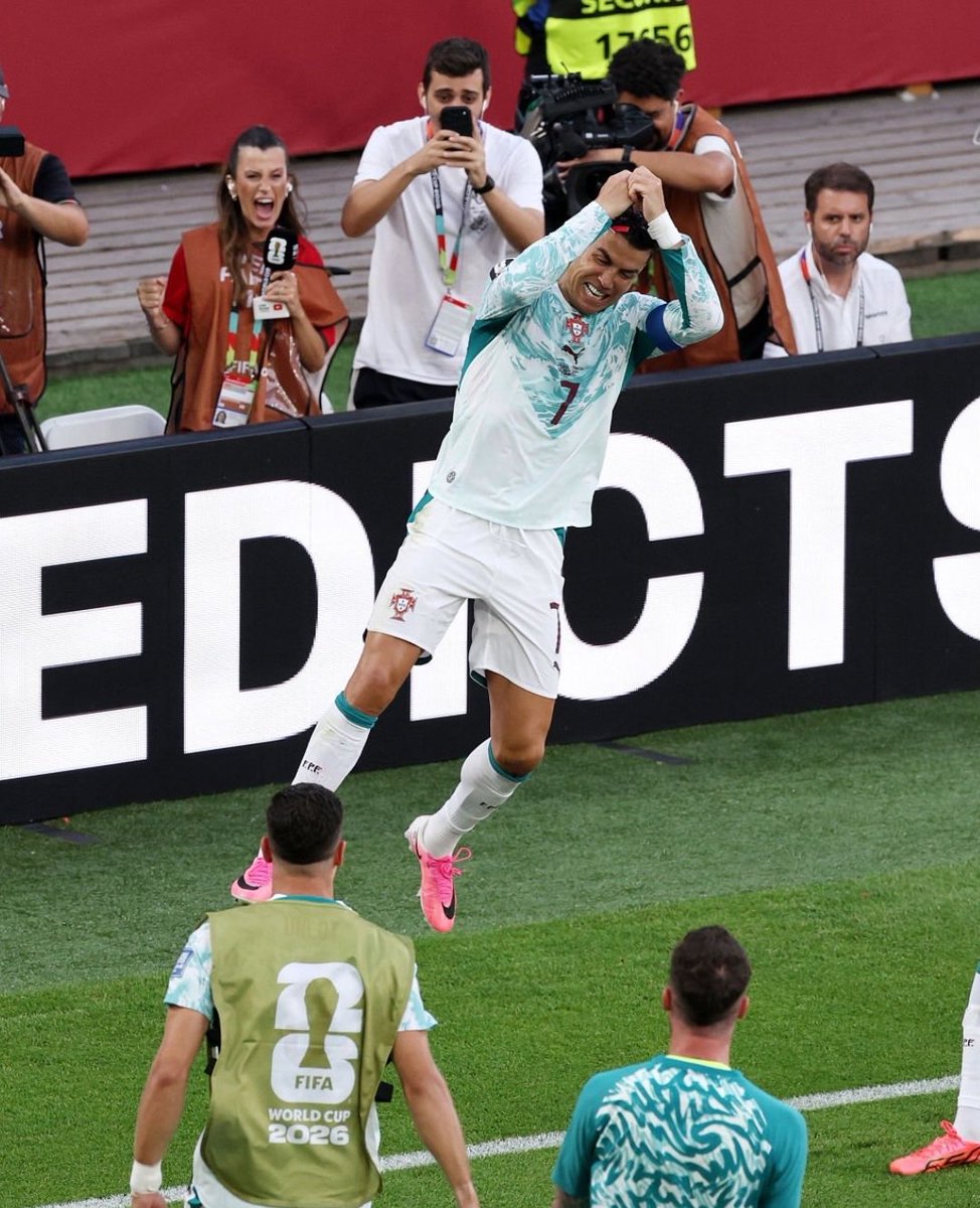 CR7♥️🐐 tweet media