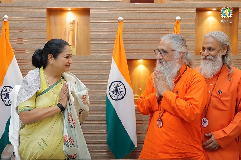 djjsworld's tweet photo. दिव्य गुरु श्री आशुतोष महाराज जी के शिष्य एवं डी.जे.जे.एस. के राष्ट्रीय सचिव, स्वामी नरेंद्रानंद जी तथा राष्ट्रीय अध्यक्ष, स्वामी आदित्यानंद जी ने दिल्ली की मुख्यमंत्री श्रीमती रेखा गुप्ता जी से मुख्यमंत्री कार्यालय में शिष्टाचार भेंट की तथा उन्हें संस्थान द्वारा आयोजित होने वाले श्री कृष्ण जन्माष्टमी महोत्सव 2026 का विशेष आमंत्रण दिया।

@gupta_rekha @CMODelhi @BJP4Delhi

#DJJSJanmashtami #ComingSoon #JaiShreeKrishna #ShriAshutoshMaharajJi