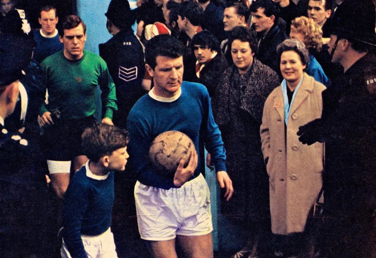 Theleaguemag's tweet photo. Brian Labone leads Everton out.
I wonder if that’s the mascot’s mum looking on https://t.co/O7iZRYxgzS