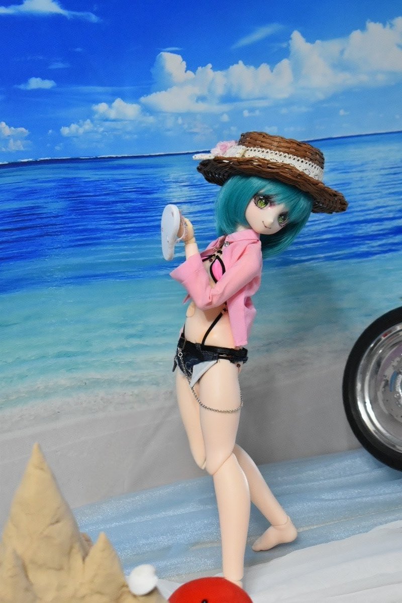 studioEdelstein's tweet photo. 同グループ、続いてはメイコちゃんと、ヘルメット姿は、ルーちゃんです✨️
砂の城を作っていたメイコちゃん、ビーチサンダル片手に立ち上がった姿にキュンとしました💘
牧場では、ルーちゃんは皆のお世話をしてるのかな？
薔薇の庭でも兎さんと一緒で、可愛さ爆発でした🩷

#studio_Edelstein https://t.co/JJz3jGgHrp