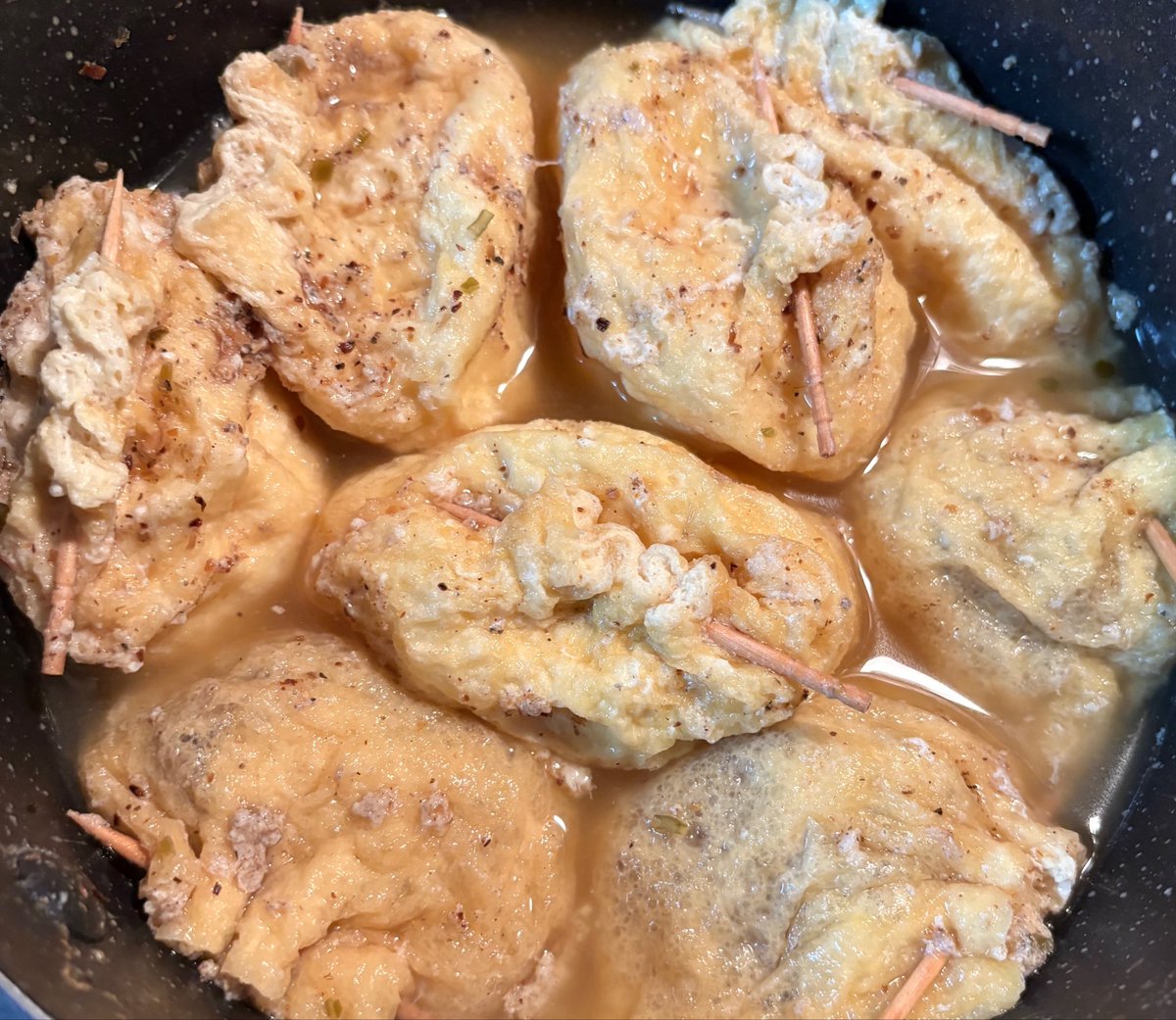 ermine98's tweet photo. 🐻‍❄️つくりおききゅ

巾着煮(茅乃舎のだしで具は牛肉のと卵の2種類)
きんぴらごぼう

油揚げいつも余らせちゃうけど、卵入れて煮ておくと時間ない日の朝ごはんにちょうど良くてお気に入り
お出汁の塩分と卵1個分のタンパク質と汁あるから喉に詰まらない←大事

#おうちごはん
#つくりおき
#茶色は正義 https://t.co/FdBl17leZt