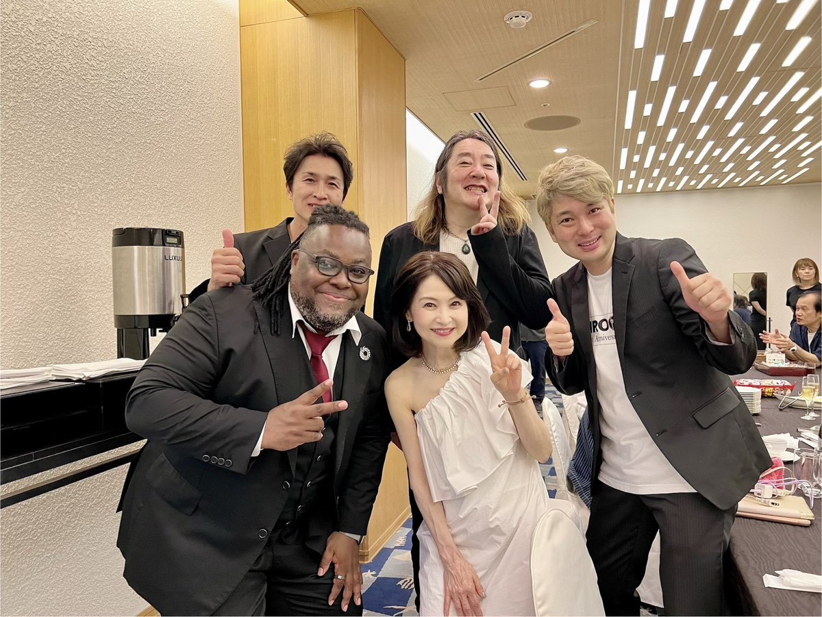 midorigamek's tweet photo. 1.本番直前上手にて待機
凛々しくカッコいいミュージシャンの皆さん
2.熱量ライブ終演直後下手控えにて「やり切った〜😆」
3.打ち上げホッコリ「愛とめ」竹田さん🎹
ご来場の皆様キラッキラの笑顔でした🥰✨
#園山光博 #田口智則 #大間ジロー #平島淳司 #クリスハート #五十嵐一欽 #竹田元 #井上英昭 https://t.co/LZ4Mp5ygMl
