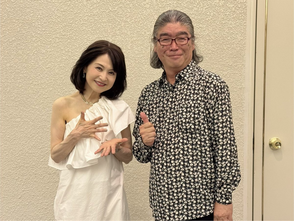midorigamek's tweet photo. 1.本番直前上手にて待機
凛々しくカッコいいミュージシャンの皆さん
2.熱量ライブ終演直後下手控えにて「やり切った〜😆」
3.打ち上げホッコリ「愛とめ」竹田さん🎹
ご来場の皆様キラッキラの笑顔でした🥰✨
#園山光博 #田口智則 #大間ジロー #平島淳司 #クリスハート #五十嵐一欽 #竹田元 #井上英昭 https://t.co/LZ4Mp5ygMl