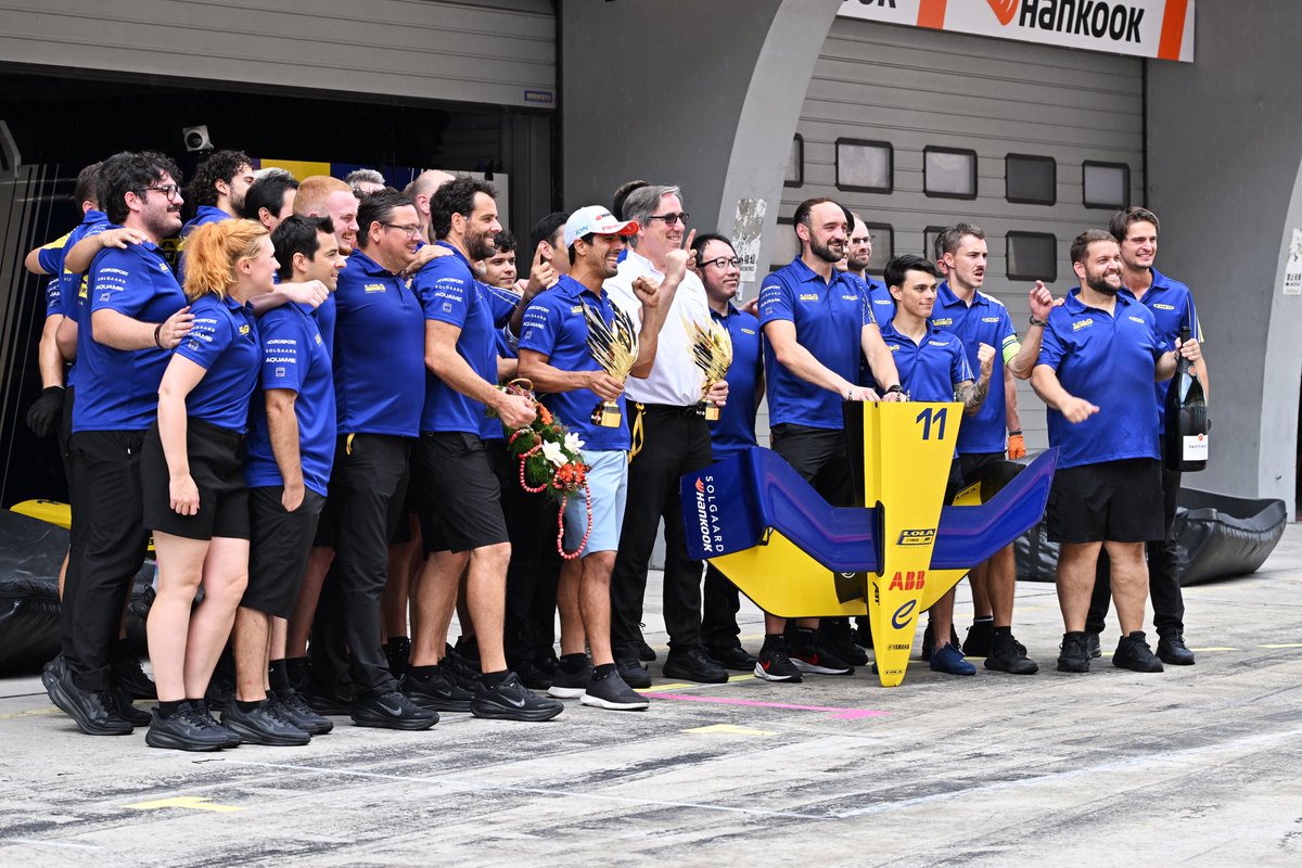 LolaFormulaE's tweet photo. So incredibly proud of this team 💙💛 https://t.co/IL7YlShf8X