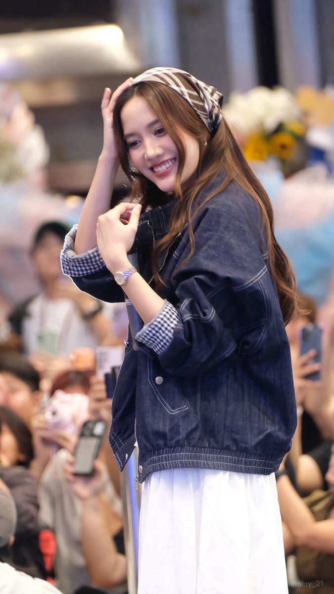 JISOOFOREVER7's tweet photo. ปกติไม่ค่อยได้ถ่ายน้องฟรีนแบบเต็มๆตัวเท่าไหร่ 
แต่วันนี้แต่งตัวน่ารักมาก 🥴

THE AIR FINAL SIAM PARAGON
#รวมพลฟรีนเบคสยามพารากอน

THE AIR FINAL EPISODE
#เสน่หาวาโยตอนจบ
#srchafreen https://t.co/q1L13qTcV5