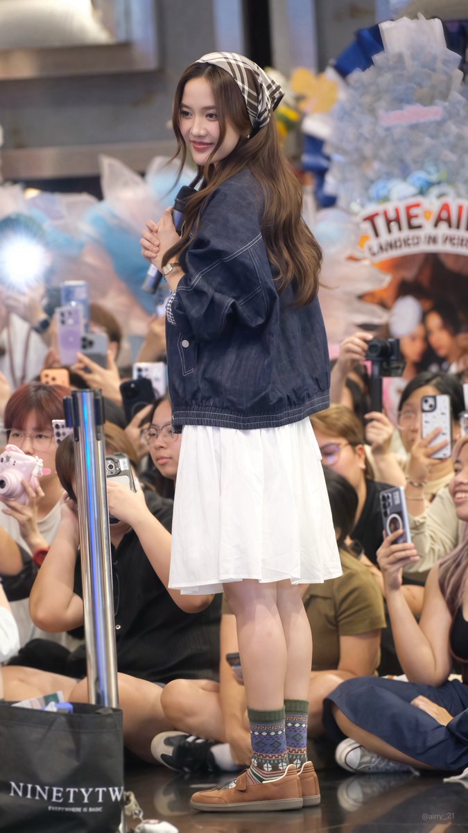 JISOOFOREVER7's tweet photo. ปกติไม่ค่อยได้ถ่ายน้องฟรีนแบบเต็มๆตัวเท่าไหร่ 
แต่วันนี้แต่งตัวน่ารักมาก 🥴

THE AIR FINAL SIAM PARAGON
#รวมพลฟรีนเบคสยามพารากอน

THE AIR FINAL EPISODE
#เสน่หาวาโยตอนจบ
#srchafreen https://t.co/q1L13qTcV5