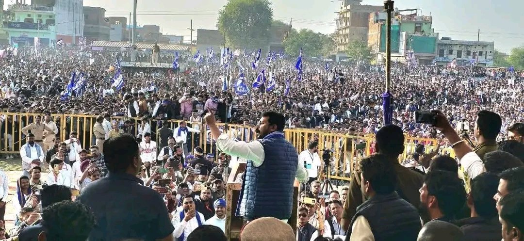 priyanshu__63's tweet photo. मध्यप्रदेश के दतिया उपचुनाव के मद्देनजर नगीना सांसद @BhimArmyChief चन्द्रशेखर आजाद 11 जुलाई को दतिया पहुंचकर अपने प्रत्याशी "दामोदर सिंह यादव" के समर्थन में जनता से अपील करेंगे🚨

कुछ महीने पहले चन्द्रशेखर आजाद ने दतिया के इन्दरगढ़ में भी एक सभा की थी, जिसमें भयंकल जनसैलाब उमड़ा था। जो यह बताने के लिए काफी है कि पूरे क्षेत्र में चन्द्रशेखर आजाद का प्रभाव किस स्तर तक है

30 जुलाई को होने वाले दतिया उपचुनाव में आजाद समाज पार्टी सीधे मुकाबले में है और जीत की संभावनाएं काफी अधिक हैं...!!