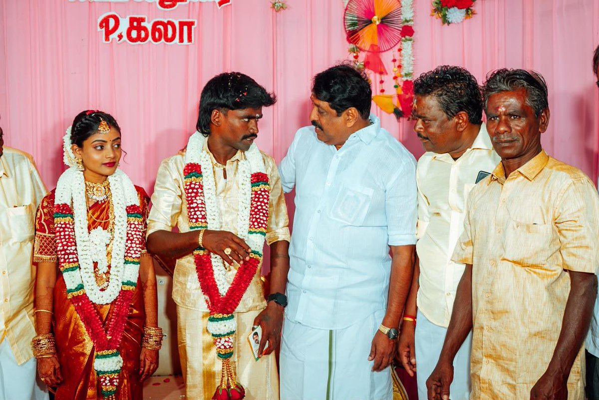NainarBJP's tweet photo. இன்றைய தினம் திருநெல்வேலி மாவட்டம் தாழையூத்தில் நடைபெற்ற திருநிறைச்செல்வன் பால்துரை மற்றும் திருநிறைச்செல்வி கண்ணம்மாள் ஆகியோரின் திருமண விழாவில் கலந்து கொண்டு மணமக்களை வாழ்த்தி ஆசீர்வதித்தேன்.

மணமக்கள் இருவரும் எல்லா வளமும் நலமும் பெற்று இன்புற்று வாழ எல்லாம் வல்ல இறைவனை பிரார்த்தித்தேன்.

இந்த நிகழ்வில் திருநெல்வேலி வடக்கு மாவட்ட தலைவர் திரு. முத்து பலவேசம் அவர்கள் உடன் கலந்து கொண்டு வாழ்த்தினார்.