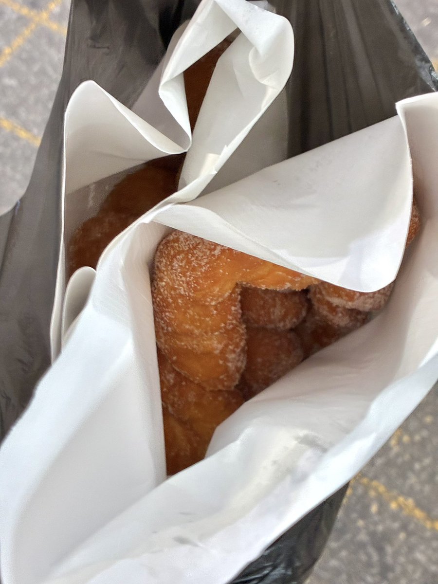 zerorrin's tweet photo. 경동시장 진짜 야르함 …
말랑파삭쫀딕한 찹쌀도넛 10개 2천원임
눈뒤집혀서 구매하느라 가격표 사진을 못띡었어 https://t.co/dtAGVIoi0o