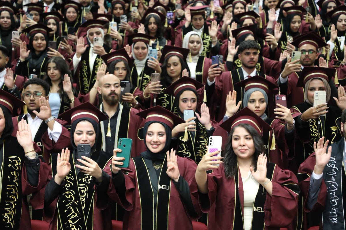 meuedujo's tweet photo. نظّمت جامعة الشرق الأوسط حفل أداء القسم المهني لطلبة تخصص الصيدلة في كلية الصيدلة وطلبة تخصص العلاج الطبيعي في كلية العلوم الطبية المساندة، بحضور رئيسة الجامعة الأستاذة الدكتورة سلام المحادين، وعمداء الكليات، وأعضاء الهيئتين التدريسية والإدارية، إلى جانب جمع من أولياء الأمور والطلبة.

تفاصيل أكثر: https://t.co/HGLfi0oOI0
#جامعة_الشرق_الأوسط #نعد_القادة