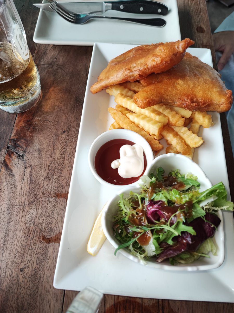 mey9mey's tweet photo. Seared beef roquette salad, beef phα» and classic fish & chips.. Happy Sunday with family to everyone please π₯°π
#meywithken #relax #relaxing #rest #restaurant #time #food #foodie #foodp #foodpie #nice #well #rive #Beauty #beautiful #photo #Photography #foodphotos #familyAffair https://t.co/zx96f0qrSF