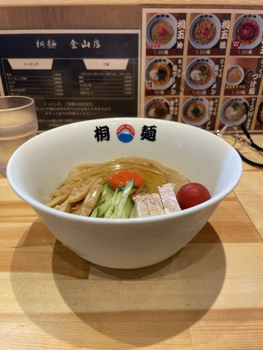 manatora's tweet photo. 診療所近くのラーメン屋。
冷やし中華はお昼に食べるものと思うので、前を通るたびに気になっていたコレを。卵は生ではなく錦糸卵だよ。

あと、やっぱり冷やし中華はそんな好きではないわwww https://t.co/70kn93oqJG