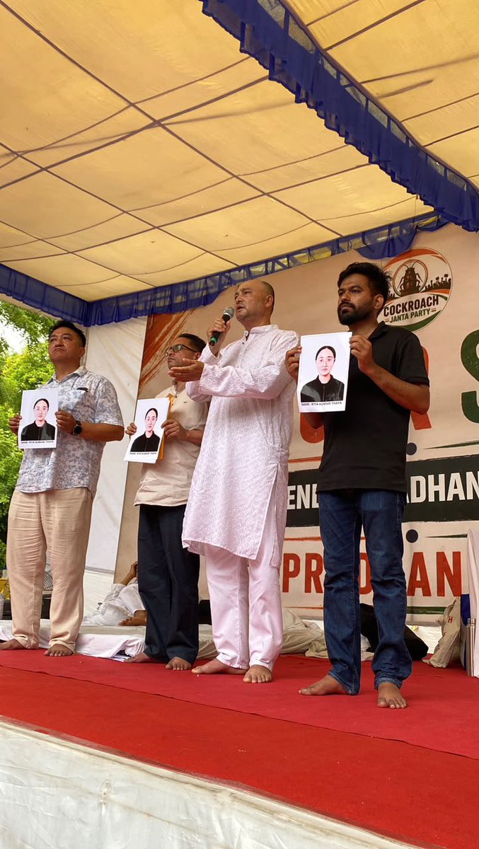 abhijeet_dipke's tweet photo. Riya Thapa lost her life after the NEET paper leak shattered her dreams.

Today, her father, an Army veteran, came to Jantar Mantar with just one appeal:

“Main yahan isliye aaya hoon kyunki jo meri beti Riya ke saath hua, woh kisi aur bachche ke saath na ho. Sarkar ko shayad koi farak na padta ho, lekin main nahi chahta ki kisi aur maa-baap ko apna bachcha is tarah khona pade.”

A father who has already lost his daughter is now fighting so that no other family has to endure the same pain.