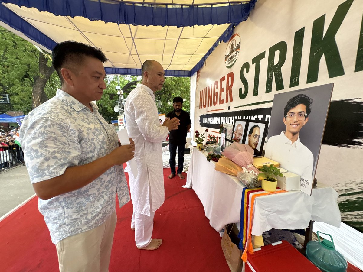 abhijeet_dipke's tweet photo. Riya Thapa lost her life after the NEET paper leak shattered her dreams.

Today, her father, an Army veteran, came to Jantar Mantar with just one appeal:

“Main yahan isliye aaya hoon kyunki jo meri beti Riya ke saath hua, woh kisi aur bachche ke saath na ho. Sarkar ko shayad koi farak na padta ho, lekin main nahi chahta ki kisi aur maa-baap ko apna bachcha is tarah khona pade.”

A father who has already lost his daughter is now fighting so that no other family has to endure the same pain.