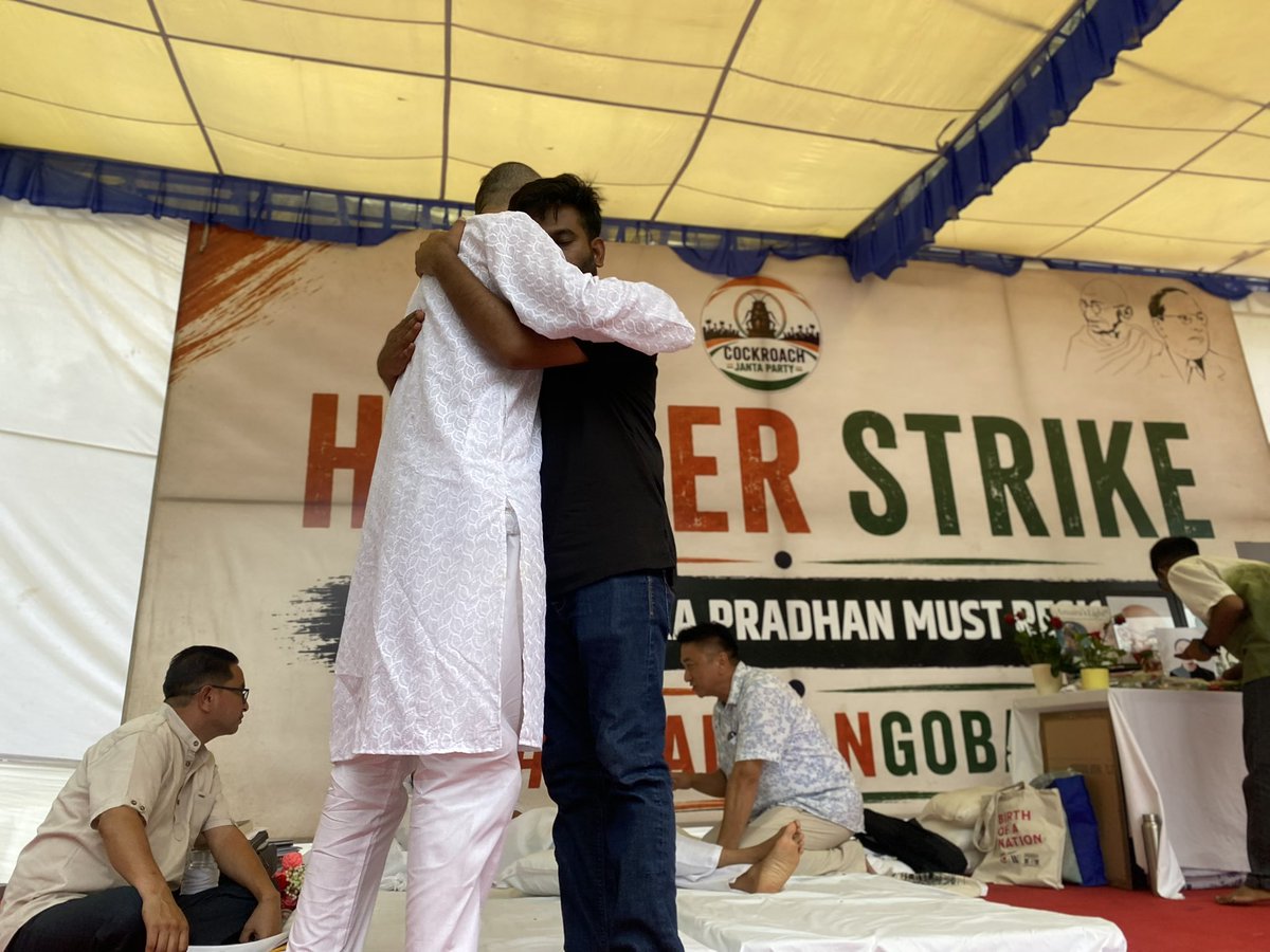 abhijeet_dipke's tweet photo. Riya Thapa lost her life after the NEET paper leak shattered her dreams.

Today, her father, an Army veteran, came to Jantar Mantar with just one appeal:

“Main yahan isliye aaya hoon kyunki jo meri beti Riya ke saath hua, woh kisi aur bachche ke saath na ho. Sarkar ko shayad koi farak na padta ho, lekin main nahi chahta ki kisi aur maa-baap ko apna bachcha is tarah khona pade.”

A father who has already lost his daughter is now fighting so that no other family has to endure the same pain.