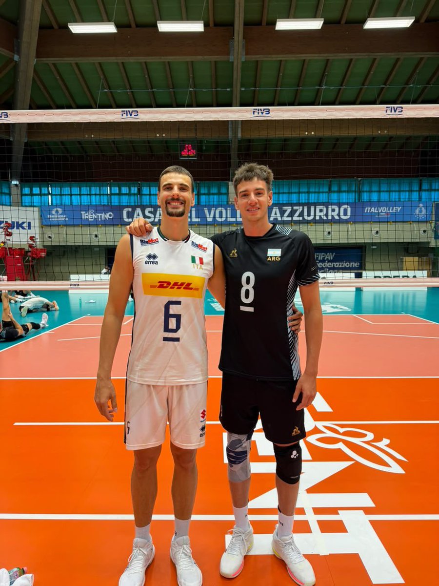 SIRVolleyPG's tweet photo. Attenti a quei due…👀😉

Oggi amichevole #ItaliaArgentina alle 18:00 a Trento!🔥

🇮🇹🆚🇦🇷

#BlockDevils https://t.co/1UnXkL74my