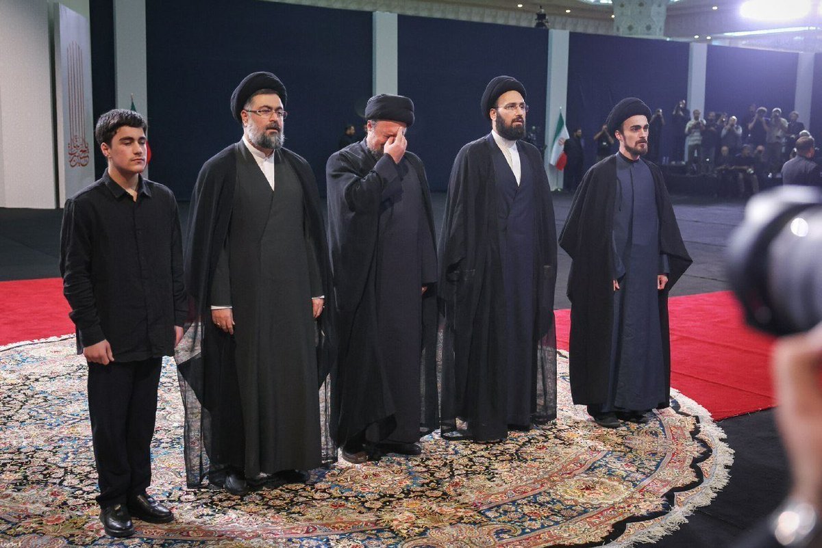 fsh_135's tweet photo. فیلم حضور ایشان رو همون موقع داشتم می‌دیدم.
الان هم فیلم‌شون هست. اصلا همچین صحنه‌ای نبود که سیدحسن گریه کنه!!
حتی دستش سمت صورتش هم نمیره!
این عکس نمی‌دونم واقعیه یا نه!!
‌ https://t.co/ya6oJc5sEN