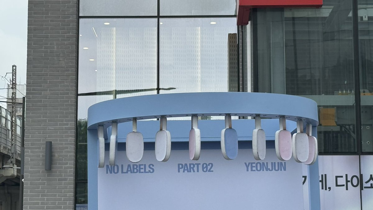 nowfromyj's tweet photo. 오랜만에 성수 나들이 🍦🍦🤍🩵 https://t.co/MrdPzdBfco